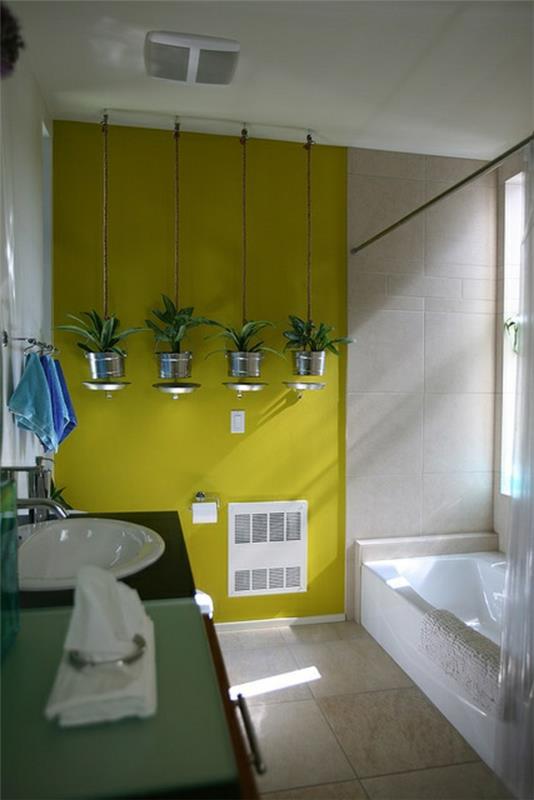 ελκυστικά φυτά κίτρινου τοίχου μπάνιου