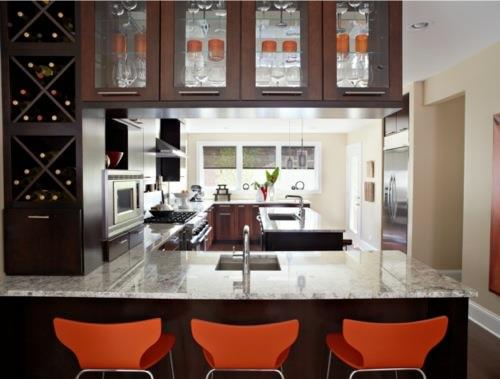 ελκυστικά σχέδια κουζίνας εσωτερικές πορτοκαλί καρέκλες ξύλινα επάνω ντουλάπια κουζίνας