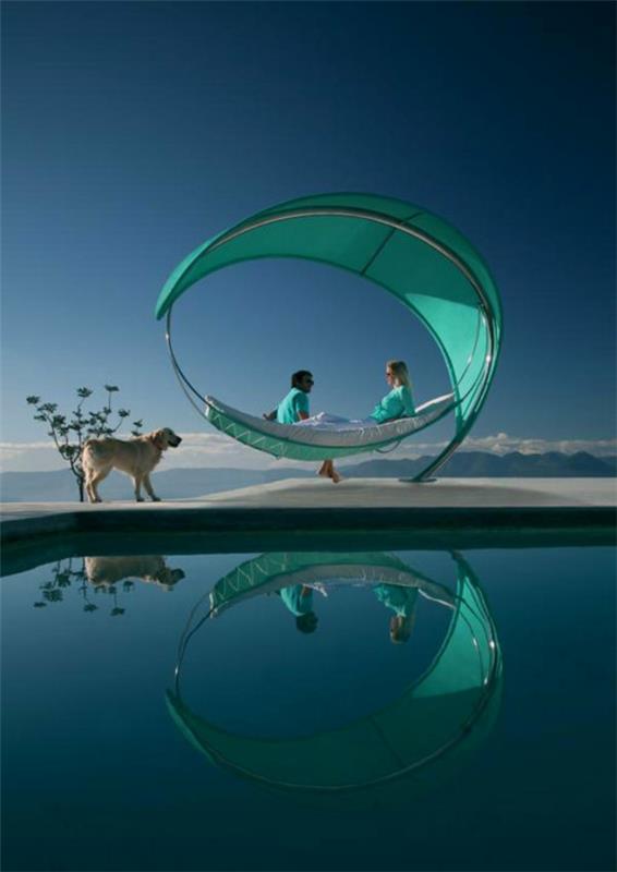 ελκυστικό σχήμα μπαλκονιού σχεδιασμός λουλουδιών ξαπλώστρα πισίνα