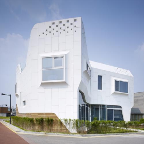 ελκυστικό λευκό σπίτι σχεδιαστών πίσω αυλή της Νότιας Κορέας