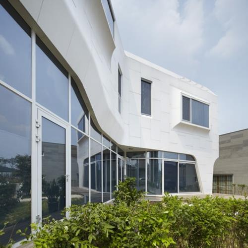 ελκυστικό λευκό σπίτι σχεδιαστών πίσω αυλή της Νότιας Κορέας