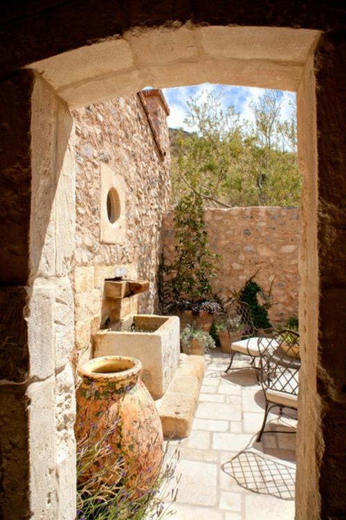 υπαίθριος χώρος σε ιταλικές εξωτερικές πέτρες πέτρινους τοίχους φυτά