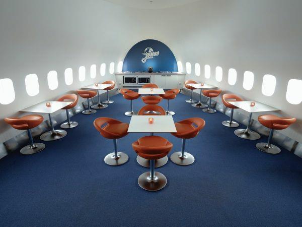 πορτοκαλί μπλε φουτουριστικά ξενοδοχεία φαγητό σε εσωτερικούς χώρους