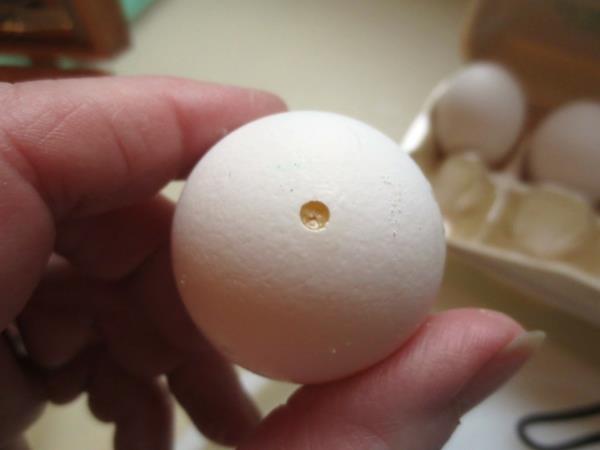 φουσκωμένα αυγά τρύπα αυγών κέλυφος Πασχαλινές ιδέες διακόσμησης