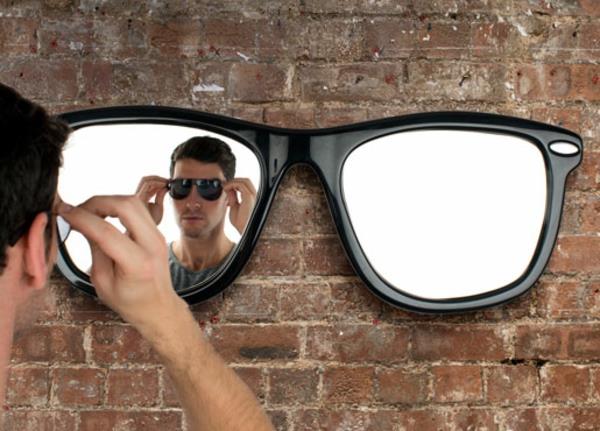ασυνήθιστα αντικείμενα διακόσμησης γυαλιά ηλίου καθρέφτη τοίχου