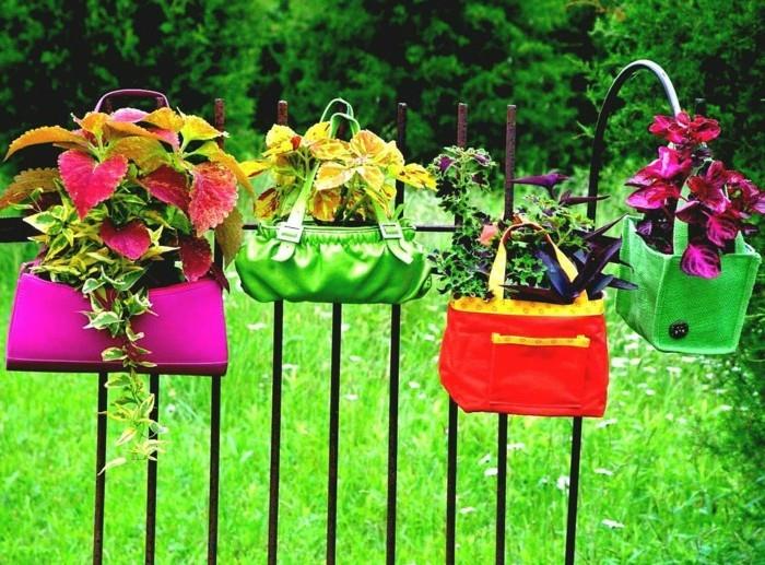 Φτιάξτε μόνοι σας ασυνήθιστες διακοσμήσεις κήπου και διακοσμήστε το φράχτη του κήπου σας με χρώμα