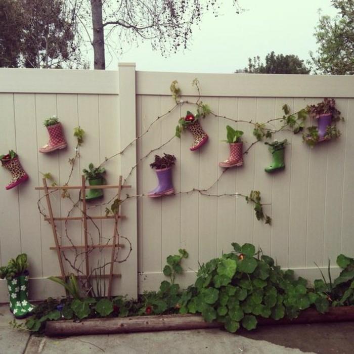 Φτιάξτε μόνοι σας ασυνήθιστες διακοσμήσεις κήπου, διακοσμήστε το φράχτη του κήπου στην πίσω αυλή με παλιές μπότες