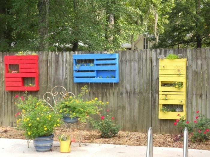 φτιάξτε μόνοι σας ασυνήθιστες διακοσμήσεις κήπου διακοσμήστε τον φράχτη του κήπου με παλέτες