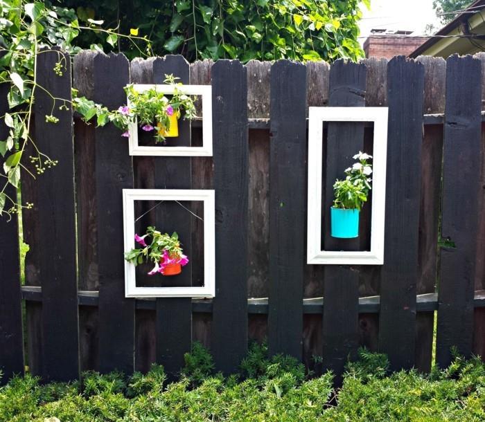 Φτιάξτε φανταχτερά διακοσμητικά κήπου μόνοι σας μαύρο φράχτη κήπου με λευκό διπλό πλαίσιο