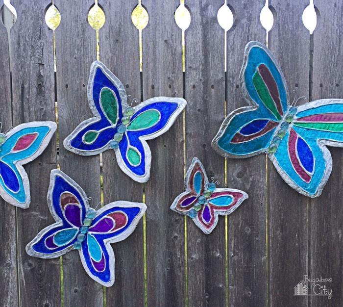 Φτιάξτε ασυνήθιστες διακοσμήσεις κήπου ιδέες ανακύκλωσης DIY διακόσμηση γκαρνταρόμπα φτιάξτε καρέκλες μόνοι σας ζωγραφίστε πεταλούδες διακοσμητικό φράχτη κήπου