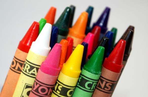φανταχτερά ρούχα χρωματιστά μολύβια σε χρώμα crayola