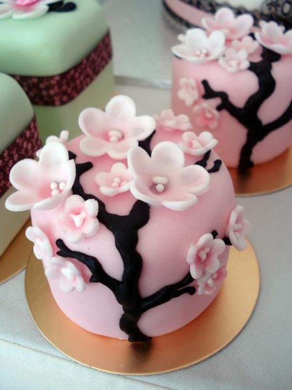 φανταχτερό κέικ ροζ διακοσμήστε λουλούδια