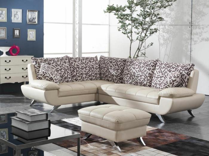 φανταχτεροί καναπέδες μπεζ καναπές όμορφα ριχτάρια μαξιλάρια υπέροχο χαλί σαλόνι