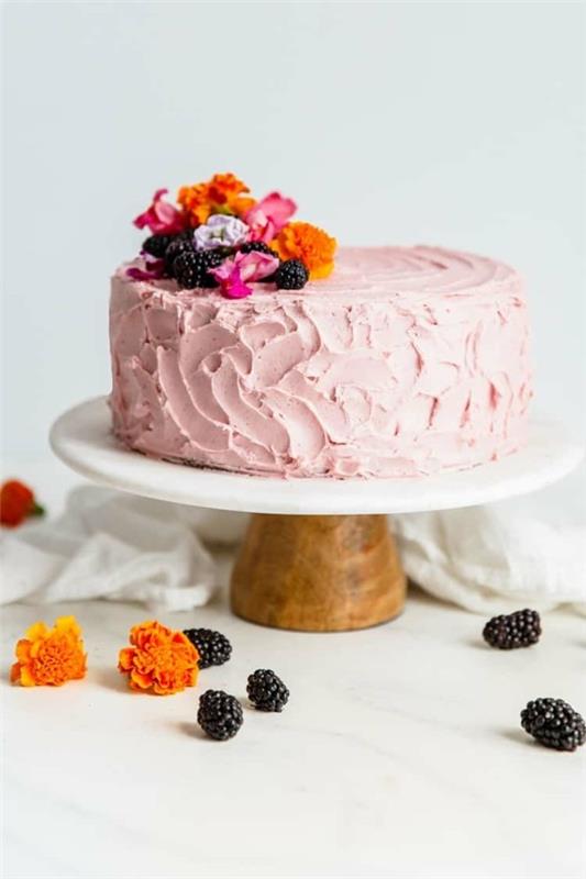 ασυνήθιστες συνταγές κέικ με βατόμουρα και βρώσιμα λουλούδια