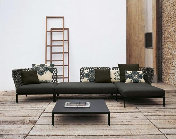 φανταχτερός καναπές καθιστικό ρίξτε μαξιλάρια μαύρο τραπεζάκι σαλονιού