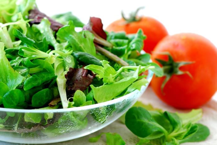 Ισορροπημένη διατροφή που τρώει σαλάτες με πράσινα λαχανικά