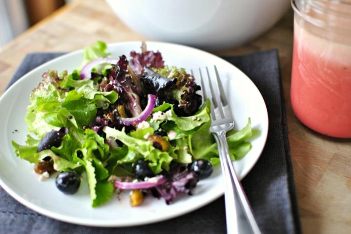 ισορροπημένη διατροφή τρώγοντας σαλάτες πράσινα λαχανικά κρεμμύδι