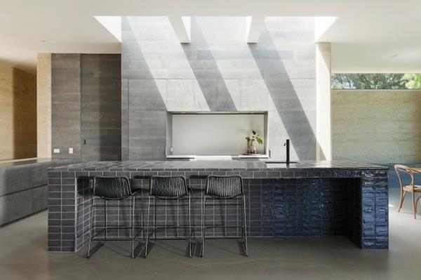 Νησί κουζίνας αυστραλιανού σχεδιασμού σπιτιού με λαμπερά γκρι πλακάκια