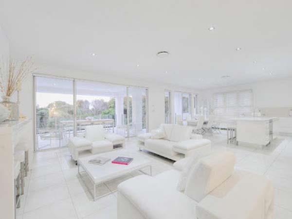 αυστραλιανό ουράνιο λευκό σπίτι καθιστικό καναπέ τραπέζι χαμηλό