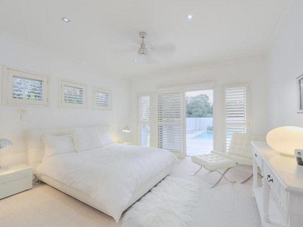 αυστραλιανό ουράνιο λευκό κρεβάτι κρεβατοκάμαρας