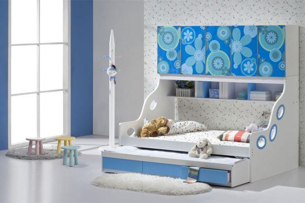 Πτυσσόμενα κρεβάτια σοφίτας στο παιδικό δωμάτιο λουλουδιών μοτίβο τοίχου μπλε