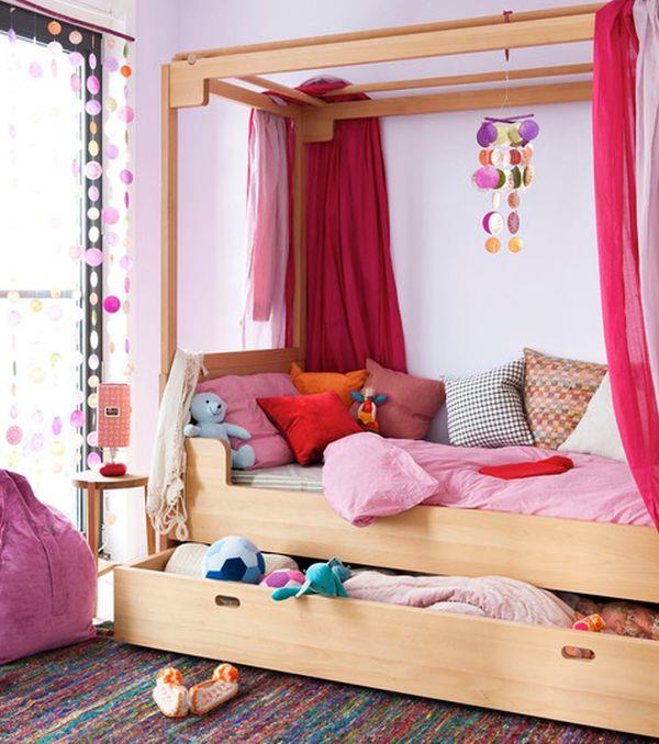 Πτυσσόμενα κρεβάτια σοφίτας στο παιδικό δωμάτιο, άνετο πλαίσιο από ανοιχτόχρωμο ξύλο