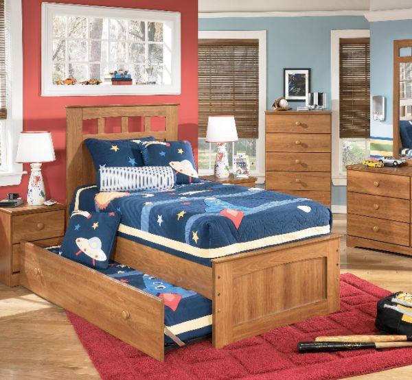 Πτυσσόμενα κρεβάτια σοφίτας στο παιδικό δωμάτιο, κόκκινο μαλακό χαλί
