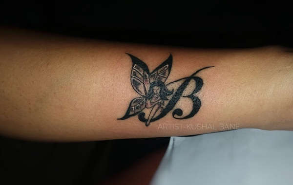 B raidžių tatuiruotė su fėja