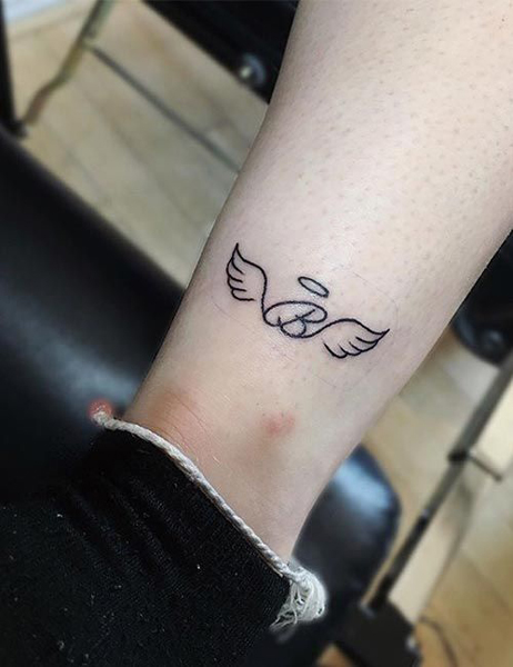 Angel B raidės tatuiruotė su sparnais