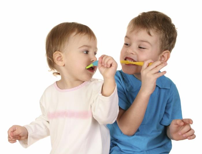 το βούρτσισμα των βρεφικών δοντιών βοηθά τα μεγαλύτερα παιδιά