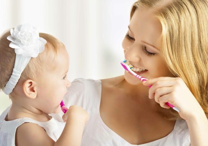 βούρτσα μωρού δόντια πρακτικές συμβουλές κορίτσι μητέρα