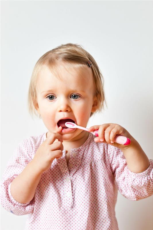 βρεφικό βούρτσισμα δοντιών γίνεται σωστή οδοντόβουρτσα κοριτσιού