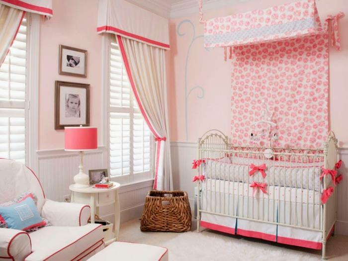 Αγοράστε ένα βρεφικό κρεβάτι για να δημιουργήσετε ένα καλάθι αποθήκευσης κουρτινών με μακρυές κουρτίνες σε παιδικό δωμάτιο