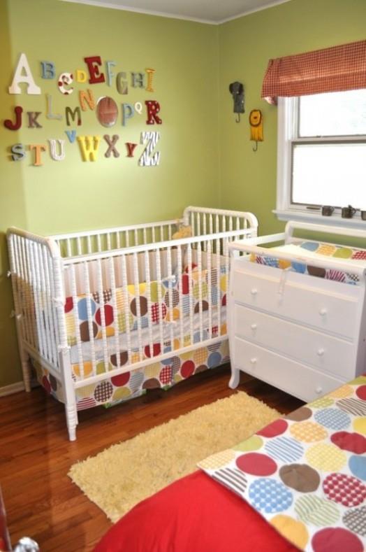 βρεφικό κρεβάτι αλλαξιέρα λευκό χρώμα πράσινοι εσωτερικοί χώροι παιδικού δωματίου