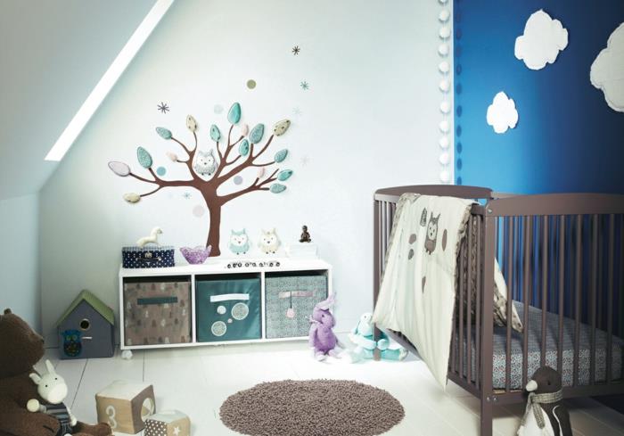 βρεφικές κούνιες σε κρεβάτι μπλε τοίχο σύννεφα τοίχο αυτοκόλλητο δέντρο