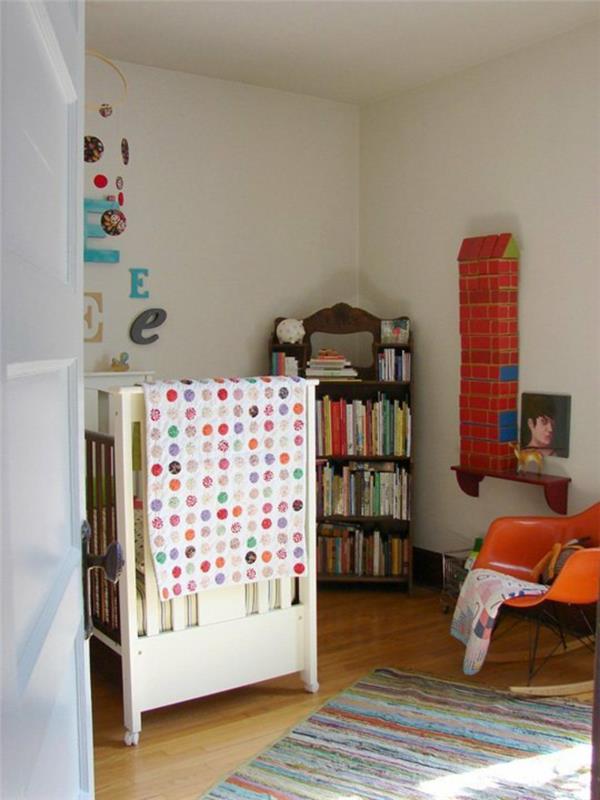 βρεφική κούνια σχεδιασμός λευκού χρώματος χαλί πορτοκαλί κουνιστή καρέκλα ανοιχτά ράφια βιβλίων