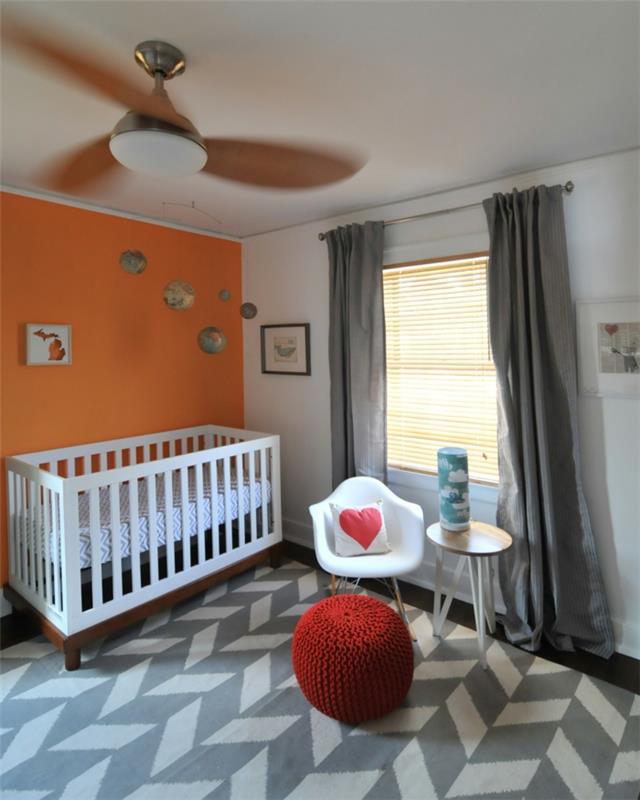 βρεφικά κρεβάτια λευκά πόδια κουνιστή καρέκλα γκρι κουρτίνες πορτοκαλί τοίχο προφοράς