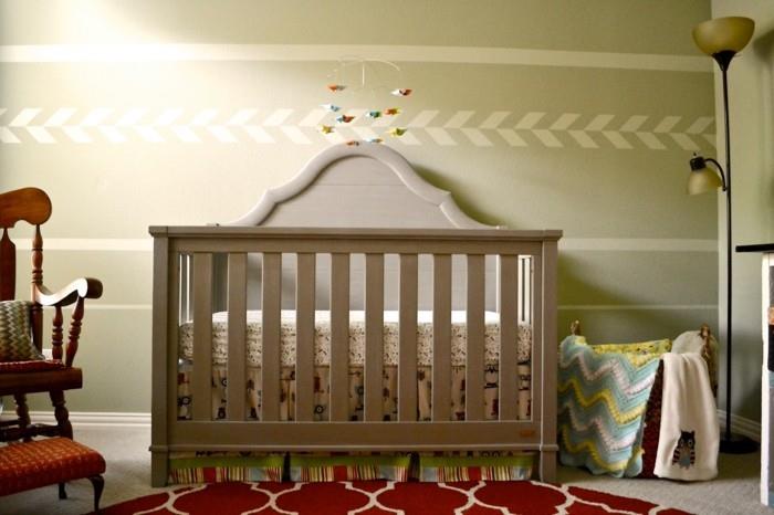 ιδέες διακόσμησης βρεφικού δωματίου κρεβάτι μωρού κόκκινο χαλί όμορφο σχέδιο τοίχου