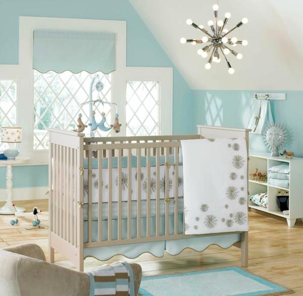 βρεφικό δωμάτιο που στήνεται μωρό κρεβάτι μπλε τόνους ξύλινο πάτωμα