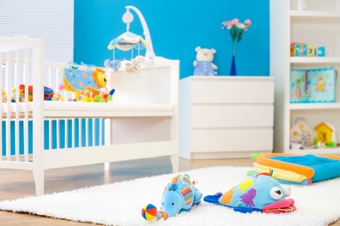 παιδικό δωμάτιο χρώματα μπλε τοίχους χρωματιστά παιχνίδια λευκό χαλί