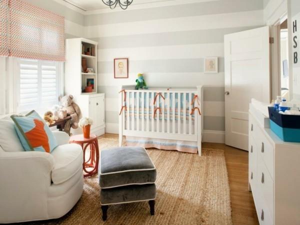 μωρό δωμάτιο αγόρι ιδέες λωρίδα ταπετσαρία ανοιχτά χρώματα λευκά έπιπλα