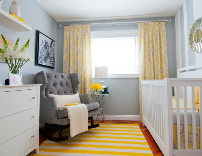 βρεφικό δωμάτιο χαλί ρίγες κίτρινες λευκές μακριές κουρτίνες