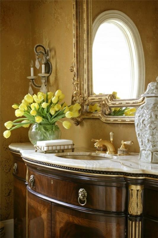 μπάνιο χρυσός τοίχος κίτρινες τουλίπες