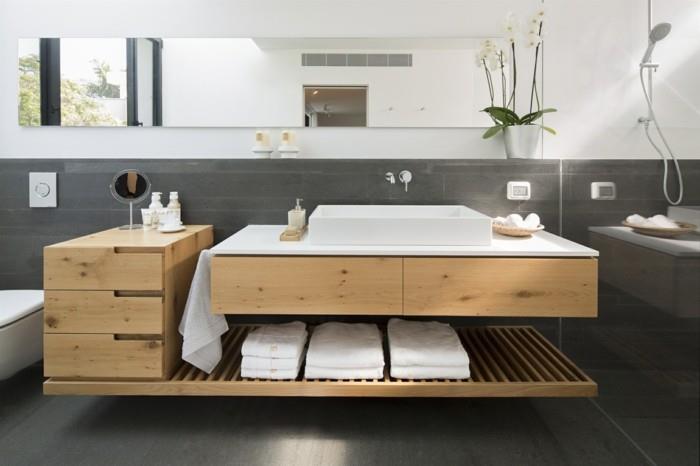 Μπάνιο με ξύλινο νιπτήρα επίπλων με συρτάρια και ράφια