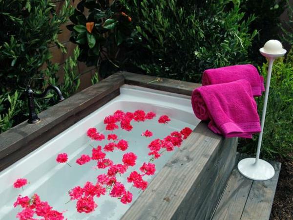 επιφάνεια μπανιέρα πετσέτας μπάνιου στον κήπο λουλούδια ροζ ξύλο