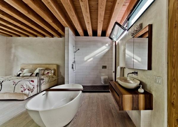 μπανιέρα κρεβατοκάμαρας με ξύλινη οροφή με δοκό
