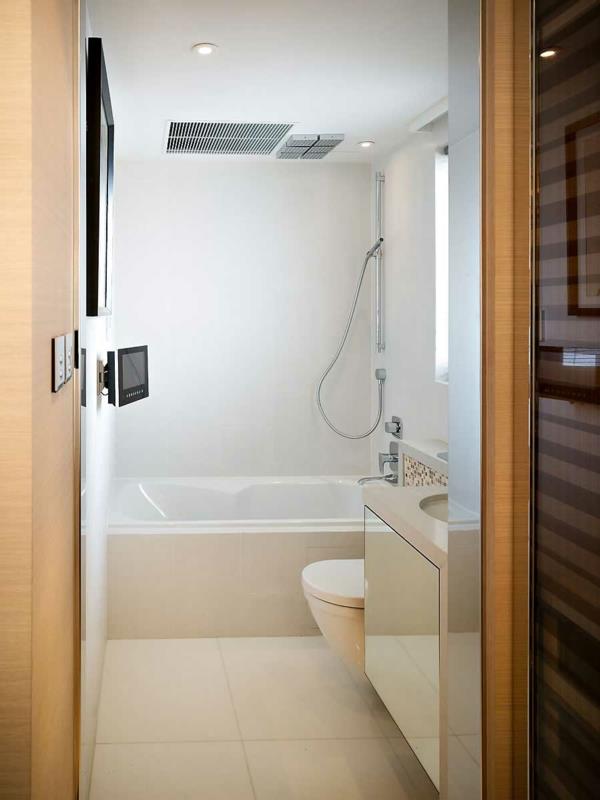 μπανιέρα με πλακάκια ενσωματωμένη μπανιέρα μοντέρνο μπάνιο κομψό μινιμαλιστικό