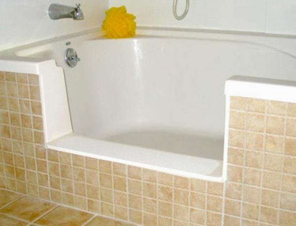 ενσωματωμένη μπανιέρα με μπανιέρα με ανοίγοντας πλακάκια επίπλων μπάνιου