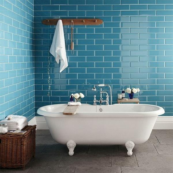 σχέδιο μπάνιου μπλε πλακάκια τοίχου λευκή μπανιέρα