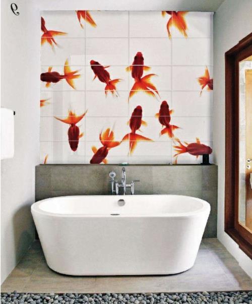 καθαρά λευκά πλακάκια μπάνιου μπανιέρα ψάρια κόκκινα